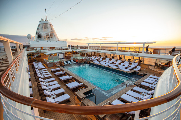 Regent Seven Seas Splendor - Pool deck