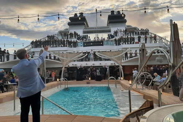 Seabourn Ovation - Party on the pool deck