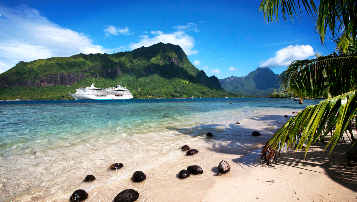 Crystal Serenity in Moorea - Read our article for the best Crystal Cruises alternatives