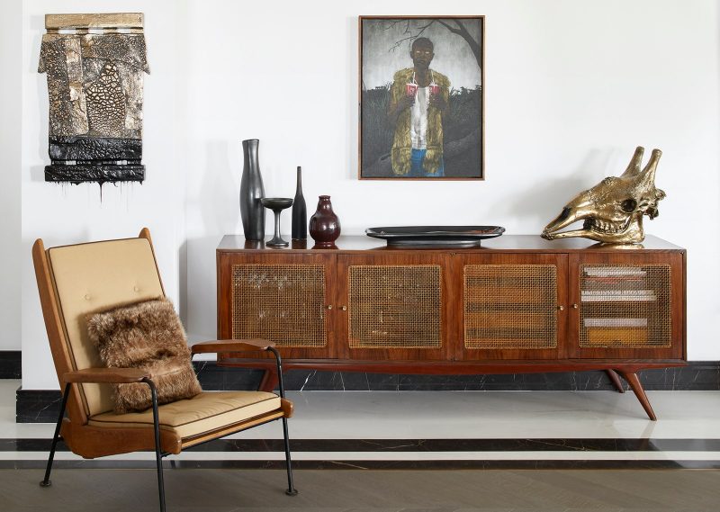 Step-Inside-a-Monaco-Duplex-That-Features-Art-Deco-Elements-and-Sweeping-Views-4-800x569